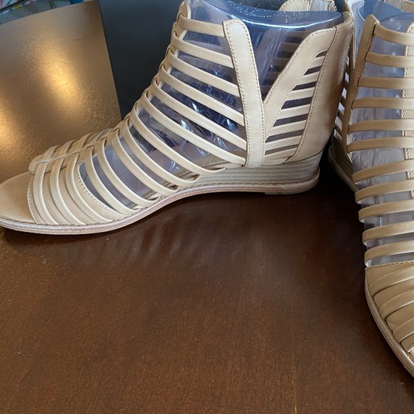 Vince Camuto Revey Gladiator Sandal, size 9.5 - Picture 2 of 5